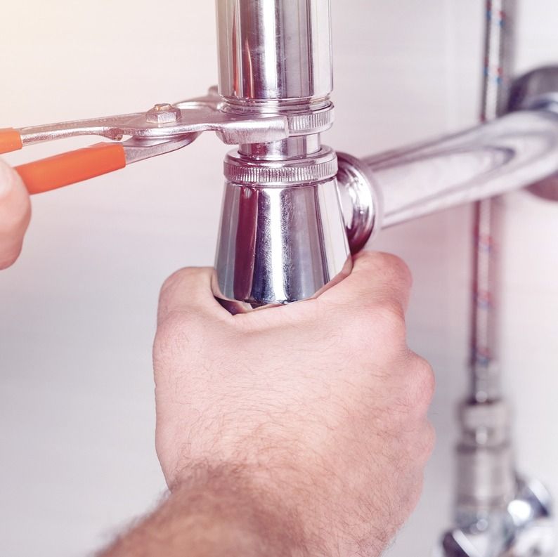 llave enroscando tuberia de agua